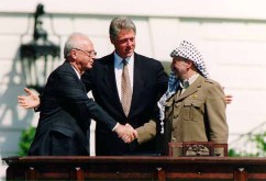 Yitzhak Rabin, Bill Clinton, Yasser Arafat dalam Kesepekatan Oslo (kenraggion.com)